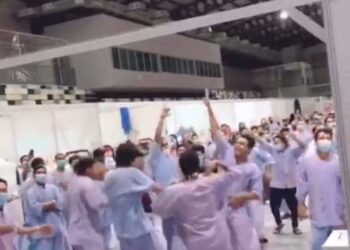 TANGKAP layar klip video tular menunjukkan sekumpulan lelaki warga asing menari beramai-ramai dengan berlatarbelakangkan lagu Hindustan.