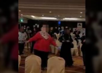 TANGKAP layar individu menari tanpa pelitup muka dalam sebuah program politik dekat sebuah hotel di Shah Alam, Selangor.