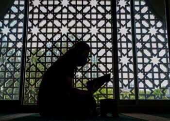 SEORANG lelaki membaca al-Quran di Masjid As-Salam, Puchong Perdana. Khutbah Aidiladha menyeru umat Islam tidak bersedih dan terus berdoa agar Allah segera mengangkat wabak Covid-19 agar kita dapat melaksanakan segala syariatnya. - UTUSAN/SHIDDIEQIIN ZON