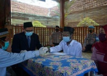 PASANGAN pengantin dinikahkan di balai polis di Purbalingga, Jawa Tengah. -AGENSI