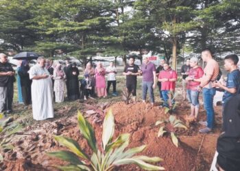 KELUARGA dan rakan-rakan Salahuddin Che Ros hadir pada majlis pengebumian legenda bola sepak negara itu di Tanah Perkuburan USJ 22 Subang Jaya, Selangor semalam. – UTUSAN/M. FIRDAUS M. JOHARI