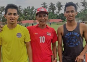 GAMBAR kenangan Fitri (kiri) dan Faizal (kanan) bersama bapa mereka, Saari Zakaria.