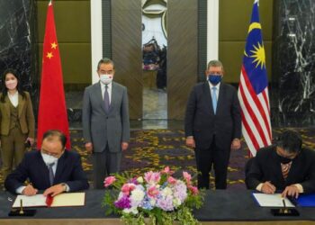 SAIFUDDIN Abdullah bersama Wang Yi  menyaksikan sesi menandatangani MoU antara Malaysia dan Republik Rakyat China iaitu wakil dari China Meteorological Administration dan Malaysian Meteorological Department on CMAcast selepas Mesyuarat Dua Hala di Kuala Lumpur, hari ini. - UTUSAN/SHIDDIEQIIN ZON