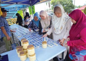 ORANG ramai membeli Menu Rahmah Durian pada harga RM4.99 sebekas di Jalan Kebun, Seksyen 30, Shah Alam, Selangor. - UTUSAN/SADDAM YUSOFF