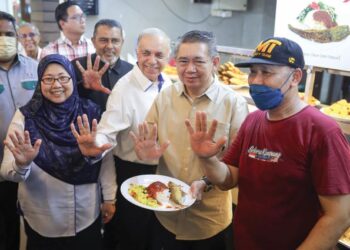 SALAHUDDIN Ayub bersama timbalannya, Senator Fuziah Salleh (kiri) dan Pengarah Urusan Mydin, Datuk Ameer Ali Mydin (tiga dari kanan) ketika melancarkan inisiatif Menu Rahmah di pasar raya Mydin Subang Jaya pada 31 Januari lalu yang merupakan perintis kepada program itu.