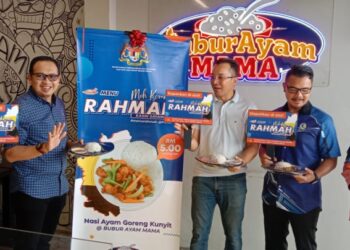 KAMALLUDIN Ismail (dua dari kiri) pada perasmian Moh Komer Menu Rahmah Nasi Ayam Goreng Kunyit di premis Bubur Ayam Mama di Seri Manjung, hari ini. - UTUSAN