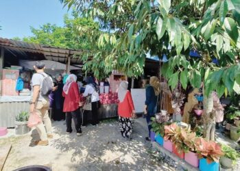 ORANG ramai mengunjungi gerai Warung Tepi Jalan diusahakan Safawi Abdullah yang menjual pelbagai jenis makanan dengan harga RM2.90 di Taman Lagenda, Padang Serai di Kulim. -UTUSAN/AZAHAR HASHIM.