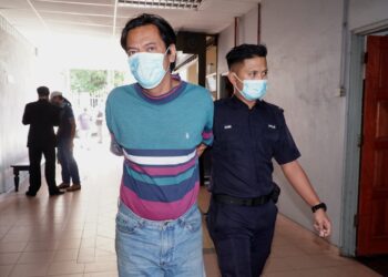 ZAKWAN Mahuri didakwa menyamar sebagai anggota polis di Mahkamah Majistret Ipoh, Perak,  hari ini. - UTUSAN/ZULFACHRI ZULKIFLI