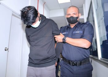 P. MANIARASAN dijatuhi hukuman penjara 18 bulan dan dua sebatan oleh Mahkamah Majistret Taiping hari ini atas kesalahan menipu dan menyamar sebagai peguam membabitkan kerugian RM3,116 pada Ogos lalu.  - UTUSAN/MUHAMAD NAZREEN SYAH MUSTHAFA