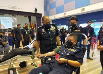 MIOR Faridalathrash Wahid (kiri) meninjau program derma darah di PLPGU, Ipoh, Perak,  hari ini. 