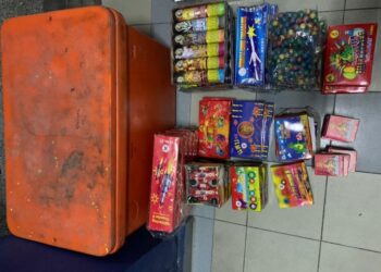 TONG ais dijadikan sebagai tempat untuk menyorokkan mercun dalam serbuan di sebuah rumah di Jalan Pondok Pasir Tumbuh, Kota Bharu, Kelantan. -  IHSAN PGA 