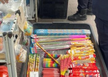 MERCUN dan bunga api yang dijual tanpa permit dirampas polis selepas menahan seorang lelaki di tapak ekspo berhampiran Menara Condong, Teluk Intan, Perak,  semalam. - IHSAN PDRM