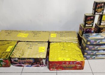 PELBAGAI jenis mercun yang dirampas daripada seorang lelaki di tepi jalan berdekatan Taman Teratai, Pekan Nanas, Pontian, Johor.