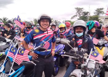 NOOR Azmi Ghazali bersama peserta Ride Merdeka di Simpang Empat Semanggol, Bagan Serai, semalam. - UTUSAN/WAT KAMAL ABAS
