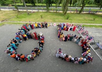 GURU dan 100 murid mempamerkan formasi 65 tahun kemerdekaan negara sempena penutup Hari Kebangsaan dan sambutan Hari Malaysia di Sekolah Kebangsaan (SK) Perian di Jerantut, Pahang. - UTUSAN/HARIS FADILAH AHMAD