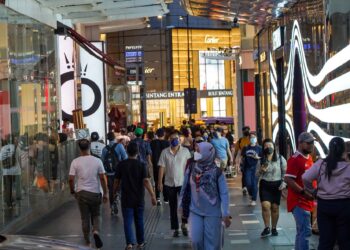 ORANG ramai memenuhi ruang pejalan kaki pada hujung minggu di Jalan Bukit Bintang selepas Kuala Lumpur beralih ke fasa 3 Pelan Pemulihan Negara (PPN) dalam tinjauan di  sekitar Kuala Lumpur. - UTUSAN/MUHAMAD IQBAL ROSLI