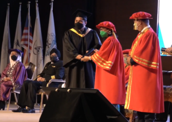 RAFIDAH Aziz menyampaikan ijazah kepada graduan Universiti Meritus.