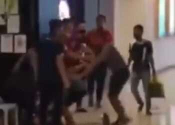 TANGKAP layar klip video memaparkan sekumpulan lelaki bergaduh dalam sebuah pasar raya di Kota Bharu malam tadi yang tular dalam media sosial hari ini.