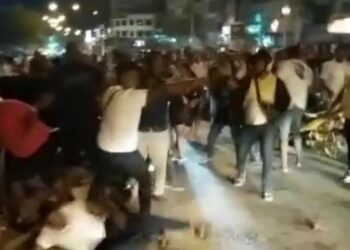 TANGKAP layar sebuah video yang tular semalam memaparkan sekumpulan individu bergaduh dan merusuh di tepi jalan bandar Mentakab di Temerloh, Pahang.