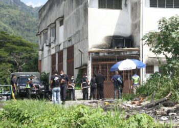 ANGGOTA polis membuat pemeriksaan di lokasi seorang lelaki yang ditemukan mati dengan kesan kelar pada leher di belakang sebuah kilang di Pekeliling Dataran Kledang, Menglembu di Ipoh, Perak, hari ini. - UTUSAN/MUHAMAD NAZREEN SYAH MUSTHAFA
