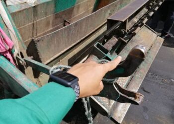 BESI peranti pengangkat tong sampah yang menghimpit kepala mangsa hingga parah dan maut dalam kejadian di Taman Victoria di Ipoh kelmarin. - IHSAN JKKP