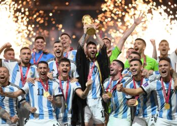LIONEL Messi (tengah) menjulang Piala Dunia bersama rakan-rakan sepasukan selepas Argentina menumpaskan Perancis dalam final di  Doha.