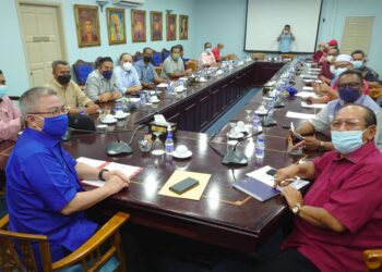 DR. Adham Baba (depan, kiri) mempengerusikan Mesyuarat Penerangan UMNO Bahagian di Ibu Pejabat UMNO Johor, di sini hari ini.