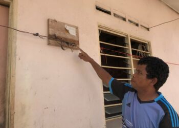 ALANG Uda menunjukkan pendawaian elektrik yang terbiar di rumahnya di Kampung Palog, Pos Hendrop Gua Musang, Kelantan. – UTUSAN/AIMUNI TUAN LAH