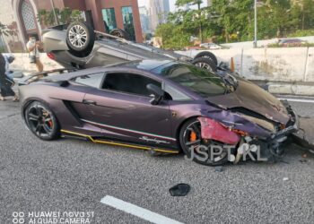 KEADAAN sebuah kereta Lamborghini yang hilang kawalan sebelum merempuh beberapa buah kenderaan dalam kemalangan di Jalan Tun Razak, menghala ke Bulatan Pahang hari ini. - IHSAN POLIS