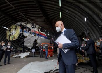 KETUA Hakim, Hendrik Steenhuis bersama barisan hakim dan peguam melihat bangkai kapal terbang MH17 yang dibina semula di pangkalan tentera udara, selatan Belanda. -AFP