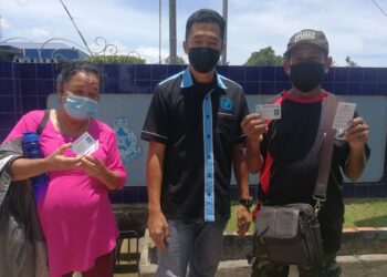 PASANGAN warga asing bersama wakil MHO selepas dibebaskan daripada tahanan polis.