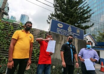HISHAMUDDIN (dua dari kanan) serta wakil pekerja yang dieksploitasi majikan selepas tidak dibayar gaji ketika membuat laporan di Balai Polis Jalan Tun Razak hari ini.- UTUSAN/AFIQ RAZALI