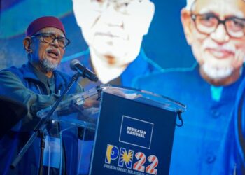 ABDUL Hadi Awang berucap pada Konvensyen Perikatan Nasional (PN) 2022 di Taman Ekspo Pertanian Malaysia (MAEPS), Serdang. - UTUSAN/ FARIZ RUSADIO