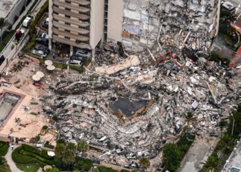 BANGUNAN kondominium 12 tingkat Champlain Towers South di Miami, Florida yang runtuh pada 24 Jun lalu. - AFP