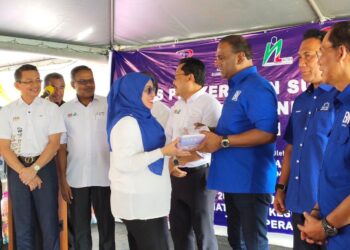 M. SARAVANAN (dua dari kanan) menyampaikan dokumen kepada penerima pada Majlis Penyerahan Surat Tawaran Program Latihan Di bawah Tajaan Geran PTPK di Tapah Road, Tapah, Perak. - UTUSAN