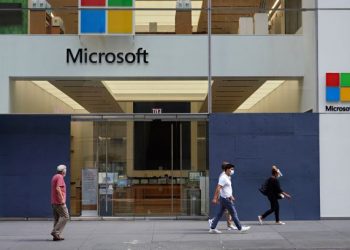 ORANG ramai melalui pejabat Microsoft di Amerika Syarikat. Syarikat teknologi itu mahu menghentikan operasi perisian ‘chat’ selepas didapati ketinggalan berbanding perisian dikeluarkan syarikat pesaing. – AFP