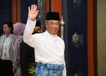 MUHYIDDIN Yassin semasa tiba di bangunan Parlimen untuk mendengar pembentangan Belanjawan 2023. -JABATAN PENERANGAN