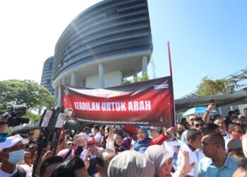 PENYOKONG membawa sepanduk 'Keadilan Untuk Abah' di luar ibu pejabat SPRM, Putrajaya. - UTUSAN/FAISOL MUSTAFA