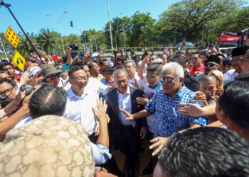 HAMZAH Zainuddin ketika mengiringi Muhyiddin Yassin di ibu pejabat SPRM, Putrajaya. - UTUSAN/FAISOL MUSTAFA