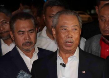 MUHYIDDIN Yassin bercakap dalam sidang akhbar selepas selesai memberi keterangan di Ibu Pejabat SPRM, Putrajaya. - UTUSAN/FAISOL MUSTAFA