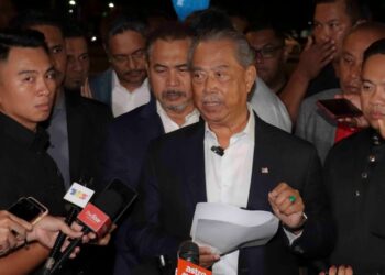 MUHYIDDIN Yassin bercakap pada sidang akhbar selepas selesai memberi keterangan di Ibu Pejabat SPRM, Putrajaya. - UTUSAN/FAISOL MUSTAFA