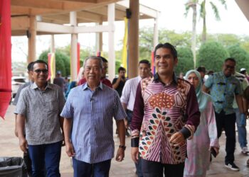 MUHYIDDIN Yassin ketika hadir pada Majlis Kesyukuran Ahli Parlimen Putrajaya, Datuk Dr Radzi Jidin, di Kompleks Kejiranan Presint 8, Putrajaya. - UTUSAN/MOHD HUSNI MOHD NOOR