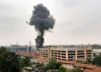 KEPULAN asap hitam susulan sebuah pesawat terhempas di sebuah bangunan dua tingkat di Milan. - AGENSI