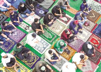 Tumpuan para jemaah akan lebih terganggu apabila teks khutbah yang disediakan ibarat membaca buku tanpa penghayatan. 
– MINGGUAN/FARIZ RUSADIO
