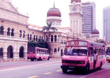Jika di Thailand ada tuk-tuk, di Indonesia ada gojek dan di Filipina ada jeepney, kita mungkin perlu wujudkan kembali nostalgia Bas Mini Wilayah atau sesuatu yang hampir sama.