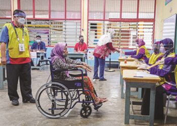 Seorang warga emas tetap datang mengundi untuk memilih pemimpin mereka meskipun tidak berdaya untuk berjalan pada Pilihan Raya Negeri Melaka yang lalu. – Mingguan/ AMIR KHALID