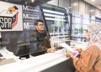 Kakitangan Suruhanjaya Pilihan Raya membantu memeriksa semakan daftar pemilih di Putrajaya, baru-baru ini. – Mingguan/FAISOL MUSTAFA