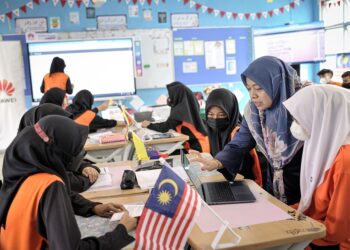 Pelajar-pelajar menggunakan ruang kelas hibrid pada Majlis Transformasi Pendidikan: Pemerkasaan ICT di SMK Putrajaya Presint 18, pada Ogos lalu. – Mingguan/FAIZ ALIF AHMAD ZUBIR