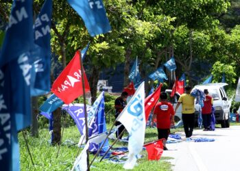 Penduduk Dataran Sunway Tambun, Perak  menurunkan bendera parti politik selepas berakhirnya PRU15, pada Isnin lalu. – MINGGUAN/ MUHAMAD NAZREEN SYAH MUSTHAFA