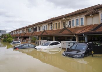 TENGGELAM.. Kerajaan perlu selesaikan masalah penempatan penduduk yang terjejas akibat banjir sebelum pulihkan ekonomi negara. - SHIDDIEQIIN ZON